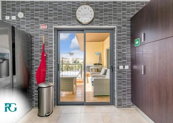 Luxury Penthouse Near Center #1933