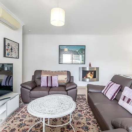 Luxury Penthouse Near Center #1933 דירה *